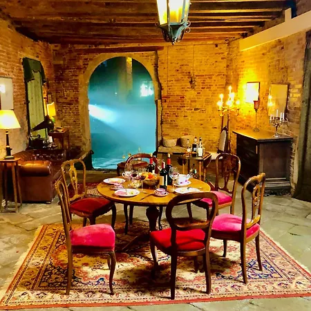 Console - Palais Historique & Romantique Inn Venice