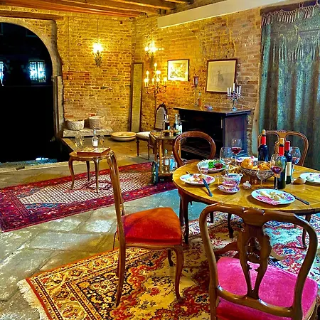 Console - Palais Historique & Romantique Inn