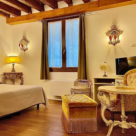 Console - Palais Historique & Romantique Inn Venice