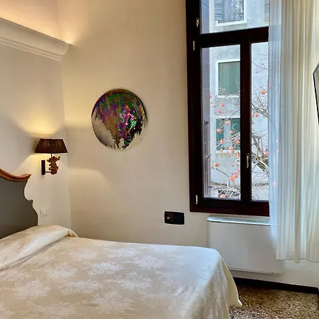 Console - Palais Historique & Romantique Inn *